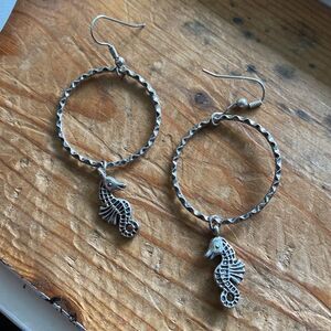 💛 Vintage Silver Tone Seahorse Hook Earrings